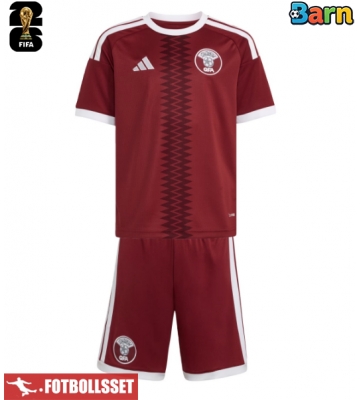 Qatar Hemmatröja Barn VM 2026 Kortärmad (+ Korta byxor)